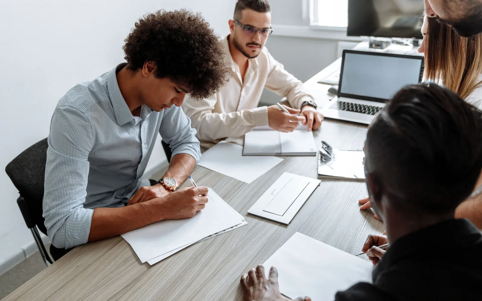 L’équipe de rédaction réunie autour d’une table de travail